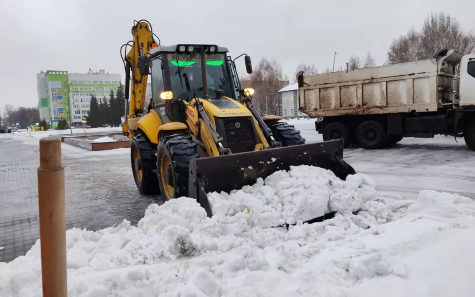 Дорожники усиленно борются со снегом и гололедом на улицах Барнаула