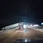 Фуру выбросило с трассы после ДТП в Троицком районе Алтайского края