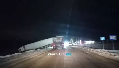 Фуру выбросило с трассы после ДТП в Троицком районе Алтайского края