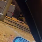 Соцсети: тело человека лежит на дороге возле остановки в Барнауле