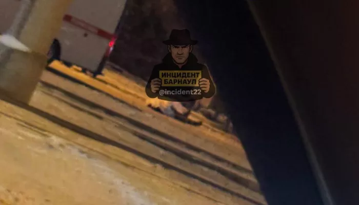 Соцсети: тело человека лежит на проезжей части возле остановки в Барнауле