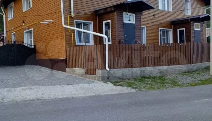 400-метровый гостевой дом продают в Горном Алтае за 85 млн рублей. Фото