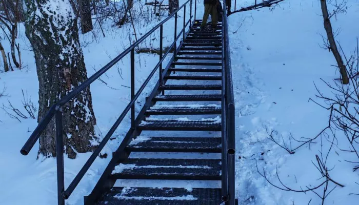 В Барнауле отремонтировали опасную лестницу на улице Парковой