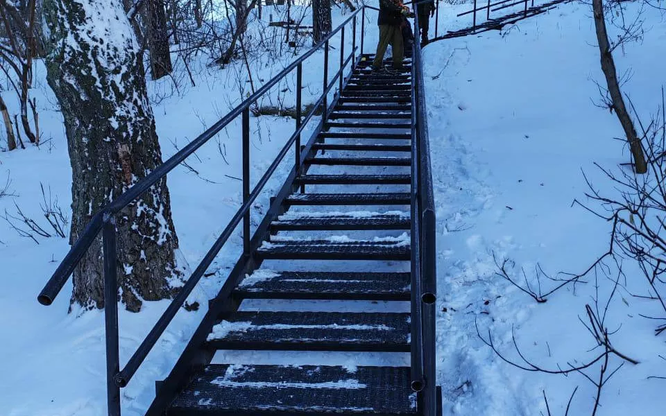 В Барнауле отремонтировали опасную лестницу на улице Парковой