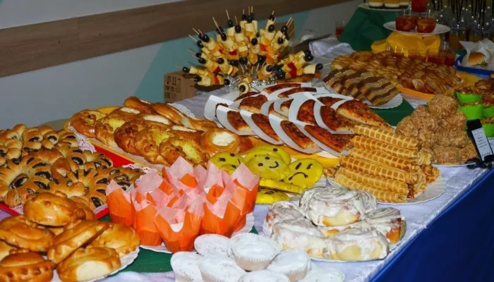 Корн-доги, чак-чак, синнабон: барнаульские школьники продегустировали новое меню