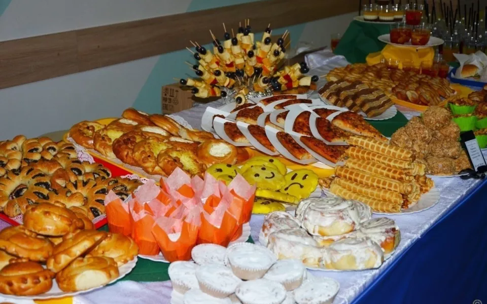 Корн-доги, чак-чак, синнабон: барнаульские школьники продегустировали новое меню