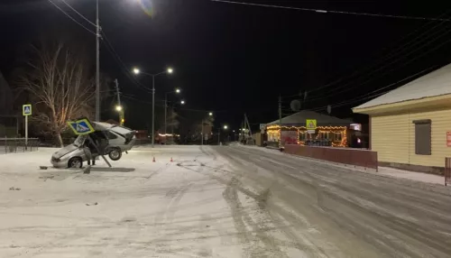 Лада с пьяным водителем за рулем обняла дорожный знак в Республике Алтай