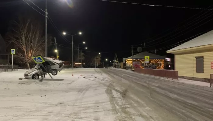 Лада с пьяным водителем за рулем обняла дорожный знак в Республике Алтай