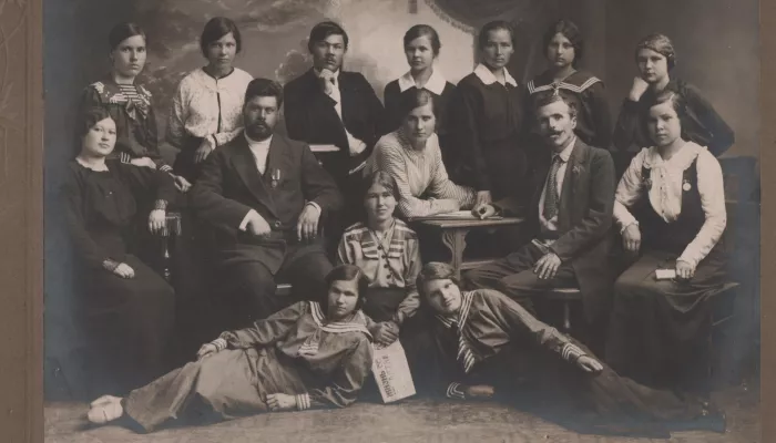 Очень серьезные люди: какими были барнаульцы 100 лет назад. Фотохроника