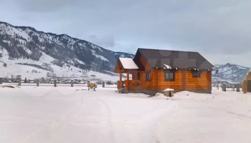 Двухэтажный дом из кедра с видом на священную гору продают за 18,1 млн в Горном Алтае