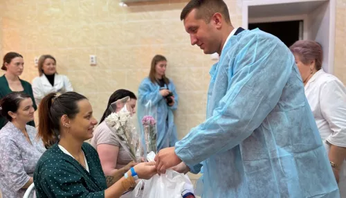 Барнаульские единороссы поздравили рожениц в преддверии Дня матери