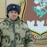 Росгвардия опубликовала фотографии рэпера Macan в форме и с сослуживцами