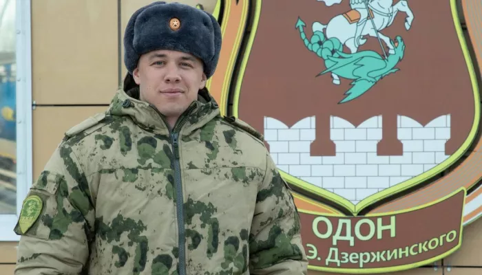 Росгвардия опубликовала фотографии рэпера Macan в форме и с сослуживцами