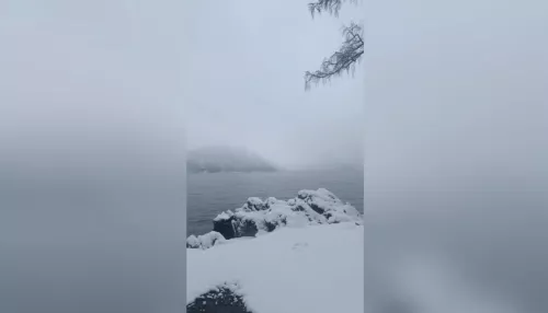 Берега Телецкого озера укрыло пушистым снежным одеялом накануне зимы. Видео