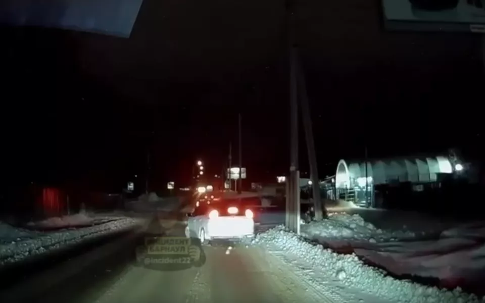 Будто духи дернули: тройное ДТП произошло рядом с кладбищем в Барнауле