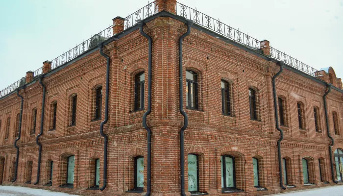История в кирпичах и грифонах: как в Барнауле спасли старинный универмаг Сухова. Фото