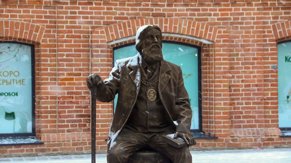 Бронзовая скульптура купца Василия Сухова