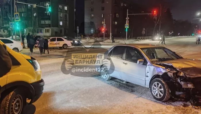 Четыре человека пострадали в жестком ДТП с такси в центре Барнаула. Фото