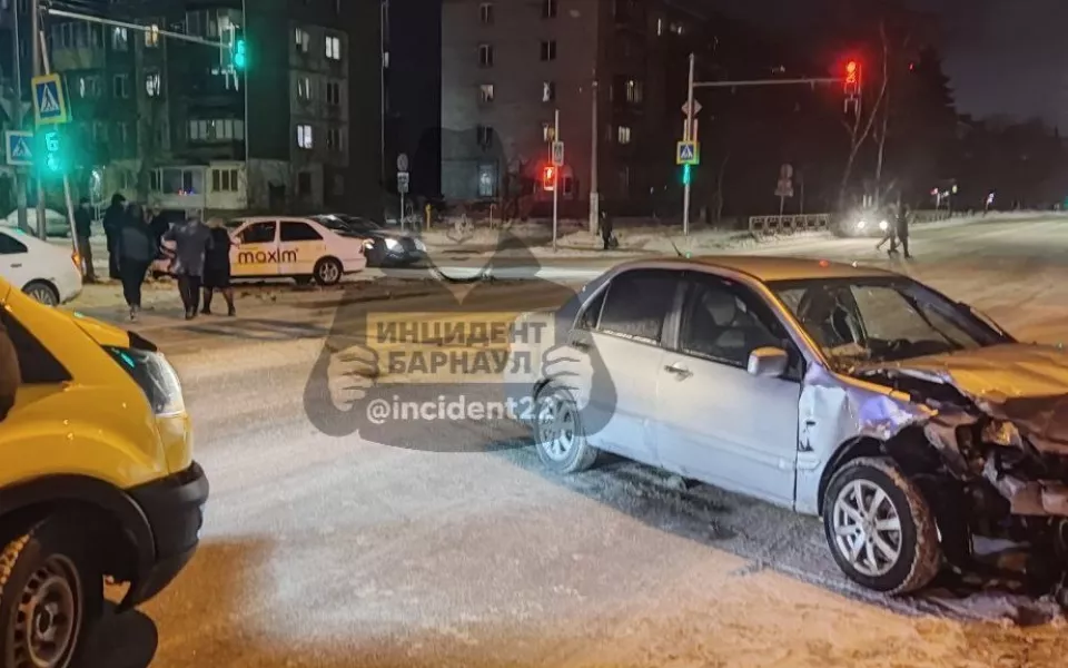 Четыре человека пострадали в жестком ДТП с такси в центре Барнаула. Фото