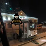 Автобус без водителя ранним утром протаранил забор у трамвайных путей в Барнауле