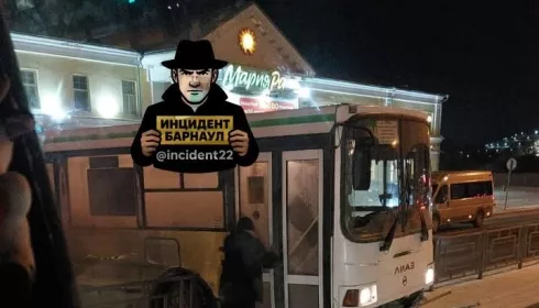 Автобус без водителя ранним утром протаранил забор у трамвайных путей в Барнауле