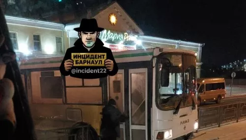 Автобус без водителя ранним утром протаранил забор у трамвайных путей в Барнауле