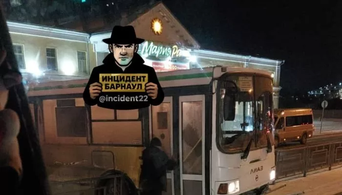 Автобус без водителя ранним утром протаранил забор у трамвайных путей в Барнауле