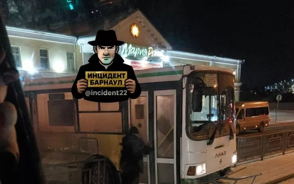 Автобус без водителя ранним утром протаранил забор у трамвайных путей в Барнауле