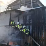 В Республике Алтай днем сгорел дом почти на 100 квадратов