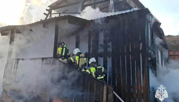 В Республике Алтай днем сгорел дом почти на 100 квадратов