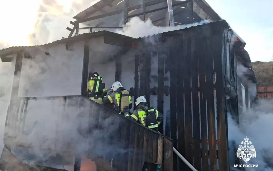 В Республике Алтай днем сгорел дом почти на 100 квадратов