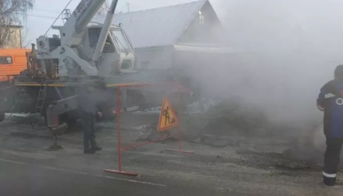 В Барнауле восстанавливают трубопровод после коммунальной аварии на Северо-Западной