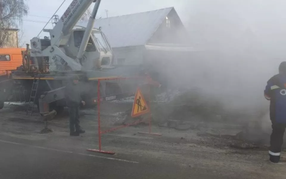 В Барнауле восстанавливают трубопровод после коммунальной аварии на Северо-Западной