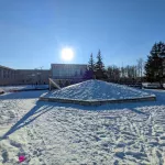 На площади у ДК в Бийске начали строить новогодний городок