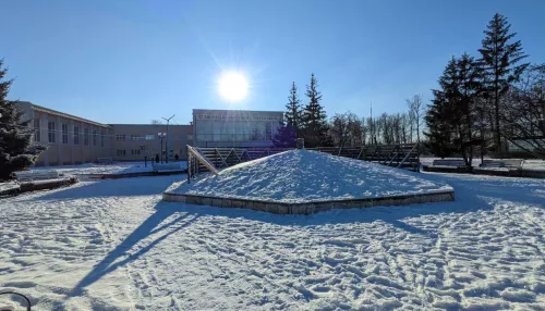 На площади у ДК в Бийске начали строить новогодний городок