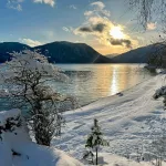 На берега Телецкого озера пришла настоящая зима. Фото