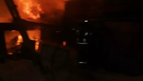 Двух человек спасли из горящего двухэтажного дома в Барнауле