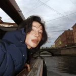 Анастасия Ивлеева показала ретроелку, наряженную вместе с мужем в деревне. Фото