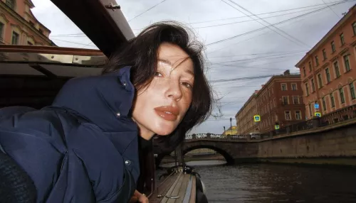 Анастасия Ивлеева показала ретроелку, наряженную вместе с мужем в деревне. Фото