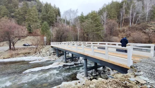 В Республике Алтай открыли движение по новому мосту через реку Элекмонар