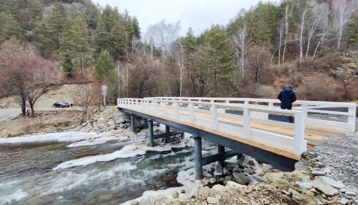 В Республике Алтай открыли движение по новому мосту через реку Элекмонар
