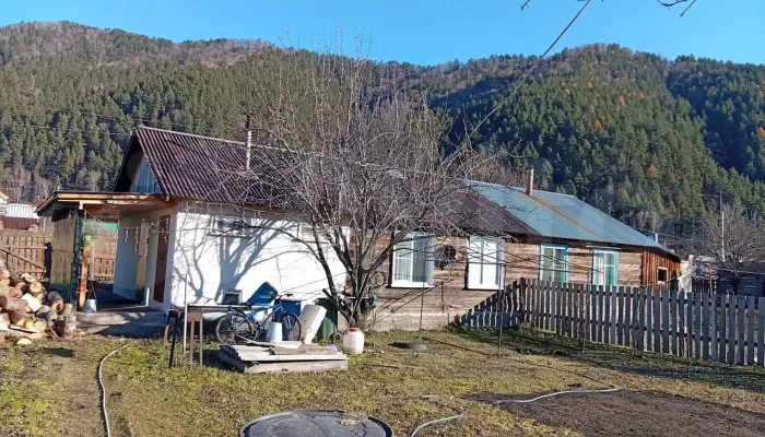 Маленький дом с полувековой историей продают в Горном Алтае под турбазу. Фото