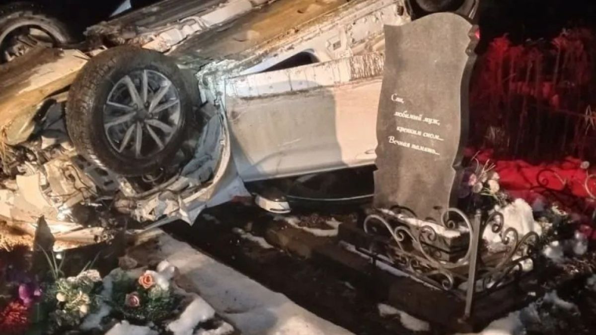 Машина перевернулась на кладбище