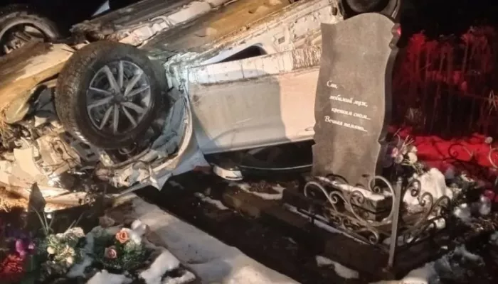 В Ленобласти каршеринг влетел на кладбище и приземлился на могилу
