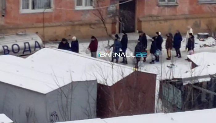 Часть барнаульцев вторые сутки остаются без воды из-за аварии на Потоке