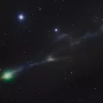 Фотограф поймал на одном кадре древнюю комету и пролетевший Boeing