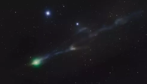 Фотограф поймал на одном кадре древнюю комету и пролетевший Boeing