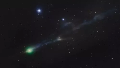 Фотограф поймал на одном кадре древнюю комету и пролетевший Boeing