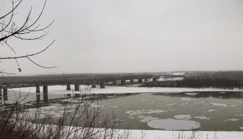 Борьба волн и льда: как выглядит Обь в Барнауле перед зимним ледоставом. Фото