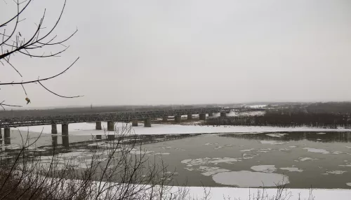 Борьба волн и льда: как выглядит Обь в Барнауле перед зимним ледоставом. Фото